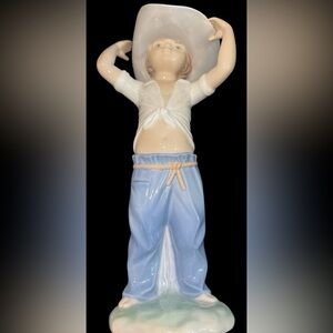 COWBOY LLADRO NAO #00182 BOY WITH LARGE SOMBRERO
10"